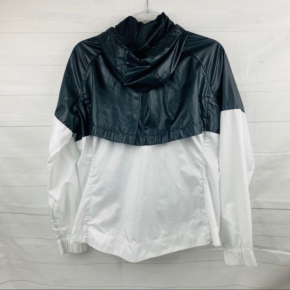 Nike | Women’s light Weight Windbreaker - Picture 3 of 7